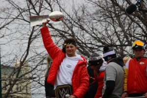 Patrick Mahomes lifts the Vince Lombardi Trophy